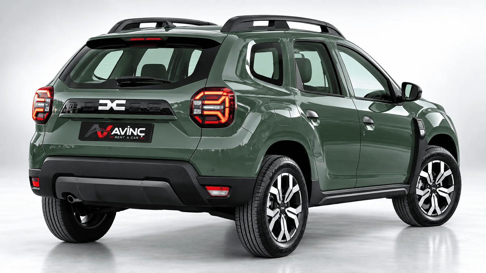 Dacia Duster Yeşil kiralık SUV — arka çapraz görünüm