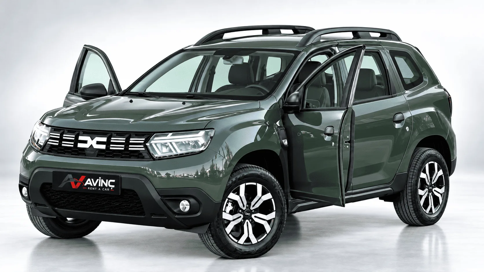 Dacia Duster Yeşil kiralık SUV — kapıları açık ön çapraz görünüm
