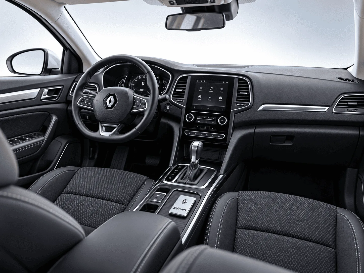 Renault Megane Gümüş Gri kiralık araç iç mekânı — direksiyon, gösterge paneli ve otomatik vites konsolu