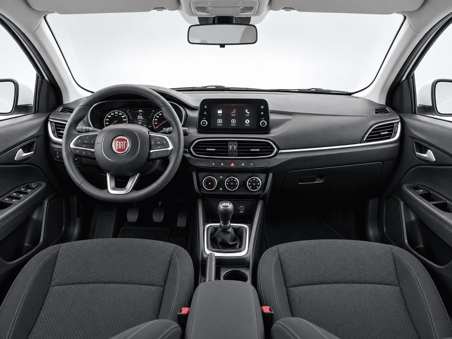 Fiat Egea Easy Beyaz kiralık araç iç mekânı — direksiyon, gösterge paneli ve orta konsol