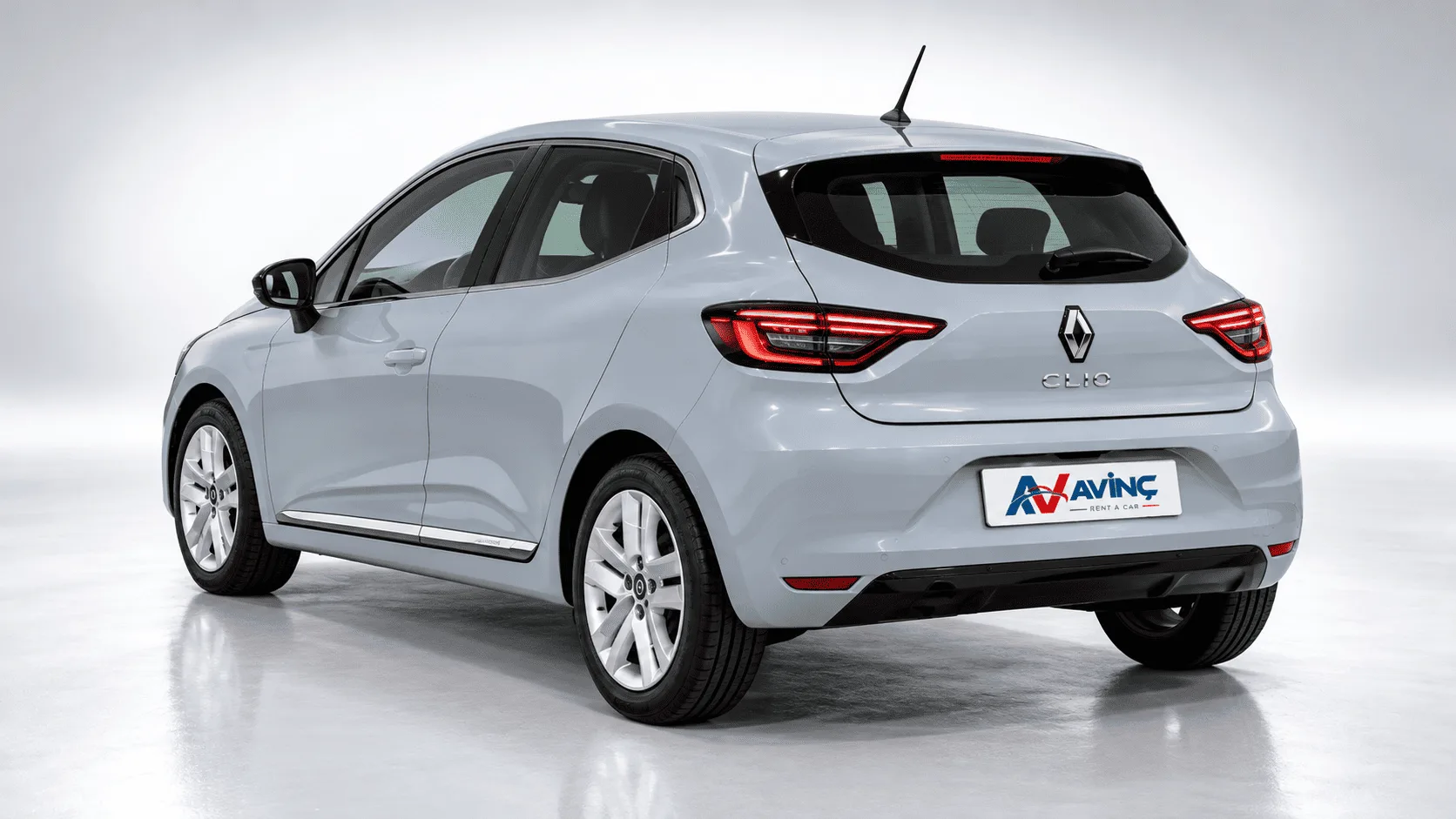 Renault Clio Gri kiralık araç — arka çapraz görünüm