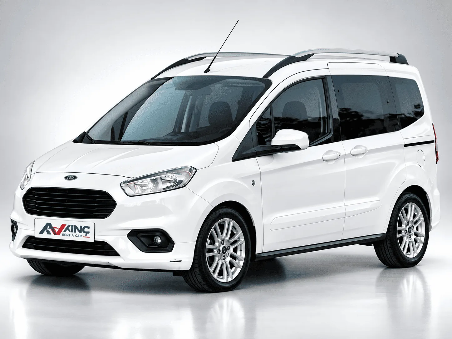 Ford Tourneo Courier Beyaz kiralık minivan — ön çapraz görünüm