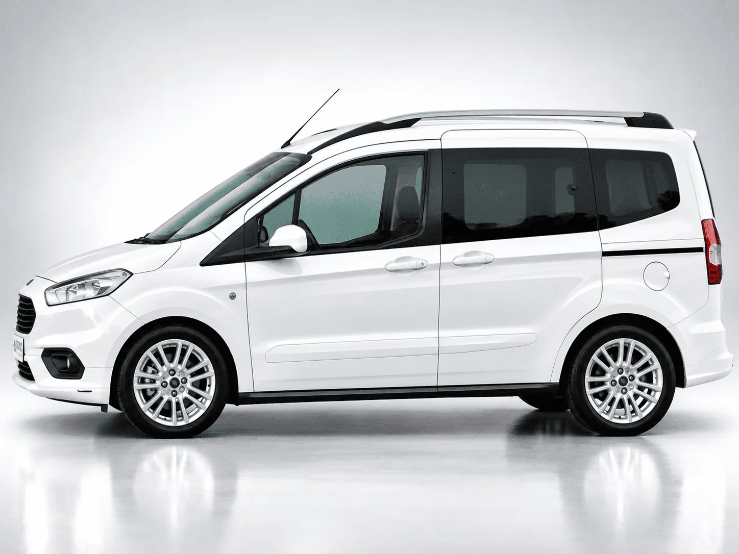 Ford Tourneo Courier Beyaz kiralık minivan — yan profil görünümü