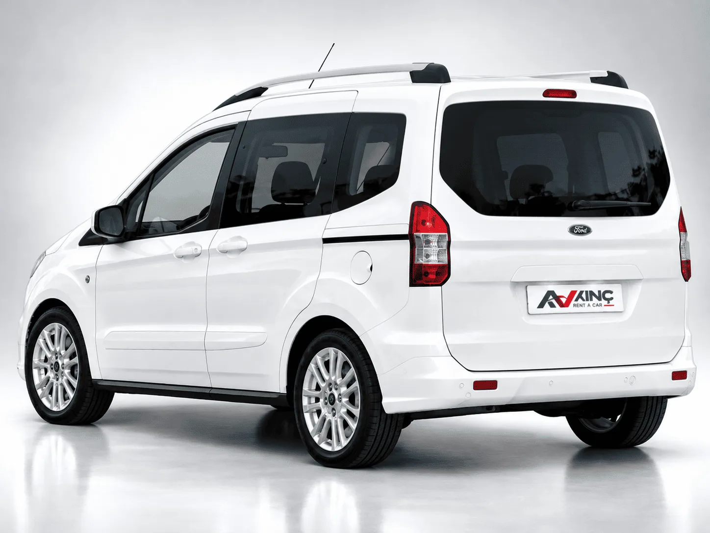 Ford Tourneo Courier Beyaz kiralık minivan — arka çapraz görünüm
