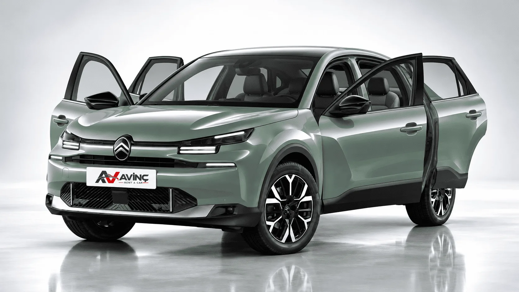 Citroen C4 X Yeşil kiralık araç — kapıları açık ön çapraz görünüm