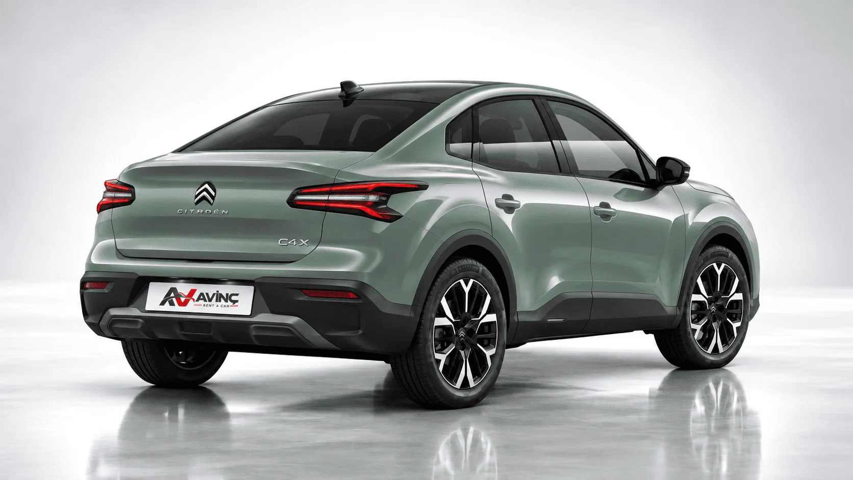 Citroen C4 X Yeşil kiralık araç — arka çapraz görünüm